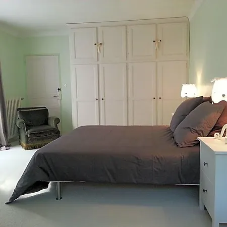 Les Beaux Chenes Bed & Breakfast 3*